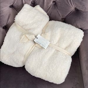 Barefoot dreams NWT cozy chic blanket throw